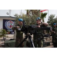 Présentation d'un lance-grenades GMW 40 mm par la compagnie finlandaise aux forces françaises de la FCR (Force commander reserve) sur le camp de Dayr Kifa.