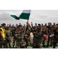 Challenge sportif Tug of War organisé par le détachement français de la FCR (Force commander reserve) au camp 9.1 de Dayr Kifa : les supporters de l'équipe indienne brandissent leur pavillon.