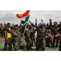 Challenge sportif Tug of War organisé par le détachement français de la FCR (Force commander reserve) au camp 9.1 de Dayr Kifa : les supporters de l'équipe indienne brandissent leur pavillon.