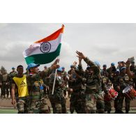 Challenge sportif Tug of War organisé par le détachement français de la FCR (Force commander reserve) au camp 9.1 de Dayr Kifa : les supporters de l'équipe indienne brandissent leur pavillon.