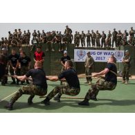 Challenge sportif Tug of War organisé par le détachement français de la FCR (Force commander reserve) au camp 9.1 de Dayr Kifa : l'équipe irlandaise au tir à la corde.