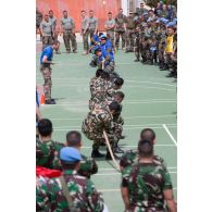 Challenge sportif Tug of War organisé par le détachement français de la FCR (Force commander reserve) au camp 9.1 de Dayr Kifa : l'équipe malaisienne face à l'équipe indienne à l'épreuve du tir à la corde.