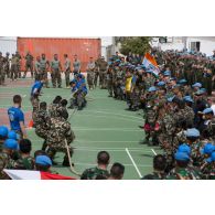 Challenge sportif Tug of War organisé par le détachement français de la FCR (Force commander reserve) au camp 9.1 de Dayr Kifa : l'équipe malaisienne face à l'équipe indienne à l'épreuve du tir à la corde.