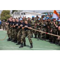 Challenge sportif Tug of War organisé par le détachement français de la FCR (Force commander reserve) au camp 9.1 de Dayr Kifa : l'équipe irlandaise au tir à la corde.