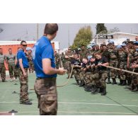 Challenge sportif Tug of War organisé par le détachement français de la FCR (Force commander reserve) au camp 9.1 de Dayr Kifa : l'équipe irlandaise au tir à la corde.