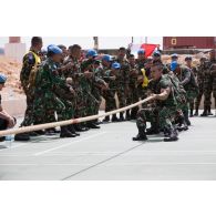 Challenge sportif Tug of War organisé par le détachement français de la FCR (Force commander reserve) au camp 9.1 de Dayr Kifa : l'équipe indonésienne au tir à la corde.