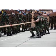 Challenge sportif Tug of War organisé par le détachement français de la FCR (Force commander reserve) au camp 9.1 de Dayr Kifa : l'équipe indonésienne au tir à la corde.