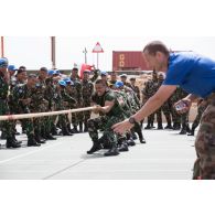 Challenge sportif Tug of War organisé par le détachement français de la FCR (Force commander reserve) au camp 9.1 de Dayr Kifa : l'équipe indonésienne au tir à la corde.