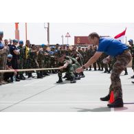 Challenge sportif Tug of War organisé par le détachement français de la FCR (Force commander reserve) au camp 9.1 de Dayr Kifa : l'équipe indonésienne au tir à la corde.