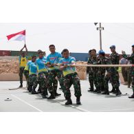 Challenge sportif Tug of War organisé par le détachement français de la FCR (Force commander reserve) au camp 9.1 de Dayr Kifa : l'équipe indonésienne au tir à la corde.