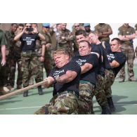 Challenge sportif Tug of War organisé par le détachement français de la FCR (Force commander reserve) au camp 9.1 de Dayr Kifa : l'équipe irlandaise au tir à la corde.