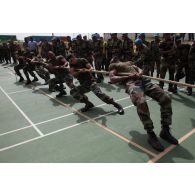 Challenge sportif Tug of War organisé par le détachement français de la FCR (Force commander reserve) au camp 9.1 de Dayr Kifa : l'équipe indienne au tir à la corde.