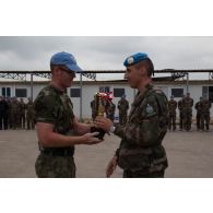 Challenge sportif Tug of War organisé par le détachement français de la FCR (Force commander reserve) au camp 9.1 de Dayr Kifa : remise de trophée par le colonel Loïc Girard, chef de corps de la FCR, à un membre de l'équipe irlandaise victorieuse.