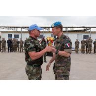 Challenge sportif Tug of War organisé par le détachement français de la FCR (Force commander reserve) au camp 9.1 de Dayr Kifa : remise de trophée par le général Pierre de Nortbecourt, chef d'état-major de la FINUL, à un membre de l'équipe irlandaise victorieuse.