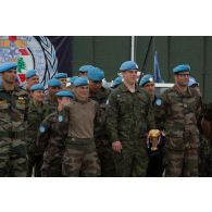 Challenge sportif Tug of War organisé par le détachement français de la FCR (Force commander reserve) au camp 9.1 de Dayr Kifa : l'équipe mixte franco-finlandaise de la FCR après la remise du trophée.