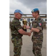 Challenge sportif Tug of War organisé par le détachement français de la FCR (Force commander reserve) au camp 9.1 de Dayr Kifa : remise de trophée par le général Pierre de Nortbecourt, chef d'état-major de la FINUL, à un membre de l'équipe irlandaise victorieuse.