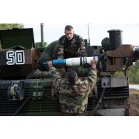 Ravitaillement des chars Leclerc du 501e RCC (régiment de chars de combat) en obus à projectile inerte d'exercice BSCC 120 F1A avant l'exercice sur le champ de tir en Lettonie.