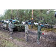 Ravitaillement des chars Leclerc du 501e RCC (régiment de chars de combat) en obus à projectile inerte d'exercice BSCC 120 F1A avant l'exercice sur le champ de tir en Lettonie avec les chars de la 1re brigade d'infanterie estonienne.