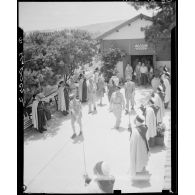 Le général de brigade Jean Breuillac sort d'une salle de réunion, suivi d'autorités militaires et de personnalités civiles.