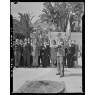 Une autorité militaire prononce un discours devant le monument aux morts d'Alger, sous le regard d'autorités civiles et militaires.