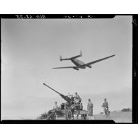 Simulation d'entrainement au tir au canon antiaérien en milieu désertique.