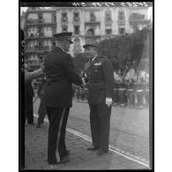 Le gouverneur général de l'Algérie, Marcel Naegelen, salue le général Olleris lors de la cérémonie de commémoration du 11 novembre à Alger.