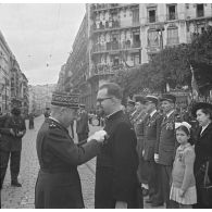 Le général Olleris remet une décoration à un prêtre lors de la cérémonie de commémoration du 11 novembre à Alger.