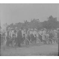 [1899. Paris, bois de Boulogne. La course des artistes].