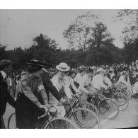 [1899. Paris, bois de Boulogne. La course des artistes. Départ des femmes].