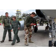 Au retour de mission, deux sergents mécaniciens de piste, dont un sergent féminin vecteur de l'ESTA (escadron de soutien technique aéronautique) 2E Chalosse de la BA 118 s'affairent sur l'avion Mirage 2000-5 102-EM 63 de l'EC (escadron de chasse) 1/2 Cigognes, tandis qu'un sergent-chef armurier ("petaf") remet en place une flamme sur un missile MICA.