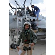 Au retour de mission, un pilote qatari à la descente de son avion Mirage 2000-5 QA 85, tandis qu'un mécanicien de piste accueille l'autre membre de l'équipage au cockpit.