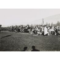 [Des chars Renault FT et des méharistes avec leurs montures photographiés lors d'une cérémonie militaire].