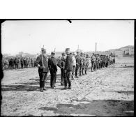 Alger. Mustapha. 18-2-16. Prise d'armes. Remise de décorations. Général Moinier. [légende d'origine]