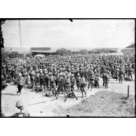 Médenine. Les zouaves (alsaciens lorrains) au repos dans la cour du camp. [légende d'origine].