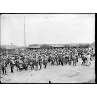 Médenine. Les zouaves (alsaciens lorrains) au repos dans la cour du camp à gauche. le mat du T.S.F. [légende d'origine].