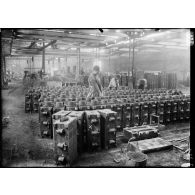 Cherbourg. Usines Simon Frères. Les moules pour obus de 95 FA disposés pour le coulage de la fonte. [légende d'origine]