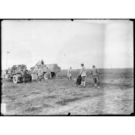 Ferme Vadenay. Prise de photographies aériennes par cerf volant. Montage de l'appareil photographique. [légende d'origine]