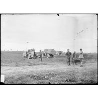 Ferme Vadenay. Prise de photographies aériennes par cerf volant. Opération de lancement de l'appareil photographique (mise en place sur le câble). [légende d'origine]