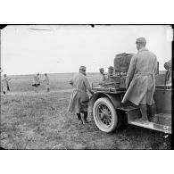 Ferme Vadenay. Prise de photographies aériennes par cerf volant. Opération de lancement de l'appareil photographique (mise en place sur le câble). [légende d'origine]