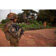 Un militaire de la section QRF du SGTIA Gris du GTIA Picardie se déploie sur un axe longeant le camp Béal, où sont regroupés des ex-Seleka.