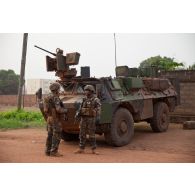 Un groupe de la section QRF du SGTIA Gris du GTIA Picardie se déploie sur un axe longeant le camp Béal, où sont regroupés des ex-Seleka, appuyé par un VAB.