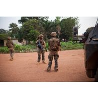 Un groupe de la section QRF du SGTIA Gris du GTIA Picardie se déploie sur un axe longeant le camp Béal, où sont regroupés des ex-Seleka, appuyé par un VAB.