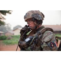 Un militaire de la section QRF du SGTIA Gris du GTIA Picardie se déploie sur un axe longeant le camp Béal, où sont regroupés des ex-Seleka. Il fait un compte-rendu radio.