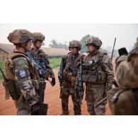 Un groupe de la section QRF du SGTIA Gris du GTIA Picardie se déploie sur un axe longeant le camp Béal, où sont regroupés des ex-Seleka. Briefing d'étape.