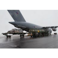 Chargement de fret à bord d'un avion-cargo Douglas C-17 de la Royal air force (RAF) sur la base aérienne (BA) 105 Evreux-Fauville.