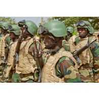 Portrait de militaires sénégalais, armés de fusils d'assaut Colt M4-A1 et M16-A2 et d'un fusil Galil avec lance-grenade M203 monté, lors de la prise d'armes d'arrivée.