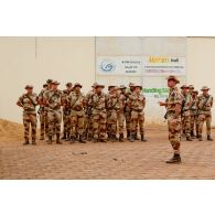 Dans la cour du PC (poste de commandement) de la 3e BM (brigade mécanisée), à côté de l'aéroport international de Bamako (Mali), des militaires sont rassemblés pour un briefing.