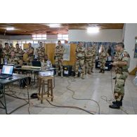 Dans le bâtiment du PC (poste de commandement) de la 3e BM (brigade mécanisée), à côté de l'aéroport international de Bamako (Mali), briefing des personnels d'état-major par un colonel.