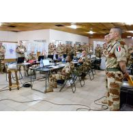 Dans le bâtiment du PC (poste de commandement) de la 3e BM (brigade mécanisée), à côté de l'aéroport international de Bamako (Mali), briefing des personnels d'état-major.