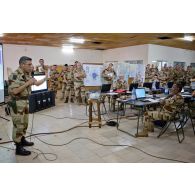 Dans le bâtiment du PC (poste de commandement) de la 3e BM (brigade mécanisée), à côté de l'aéroport international de Bamako (Mali), briefing des personnels d'état-major par un colonel.